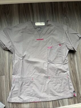 Iguana med Grey Medical Scrub set with Pink Trim